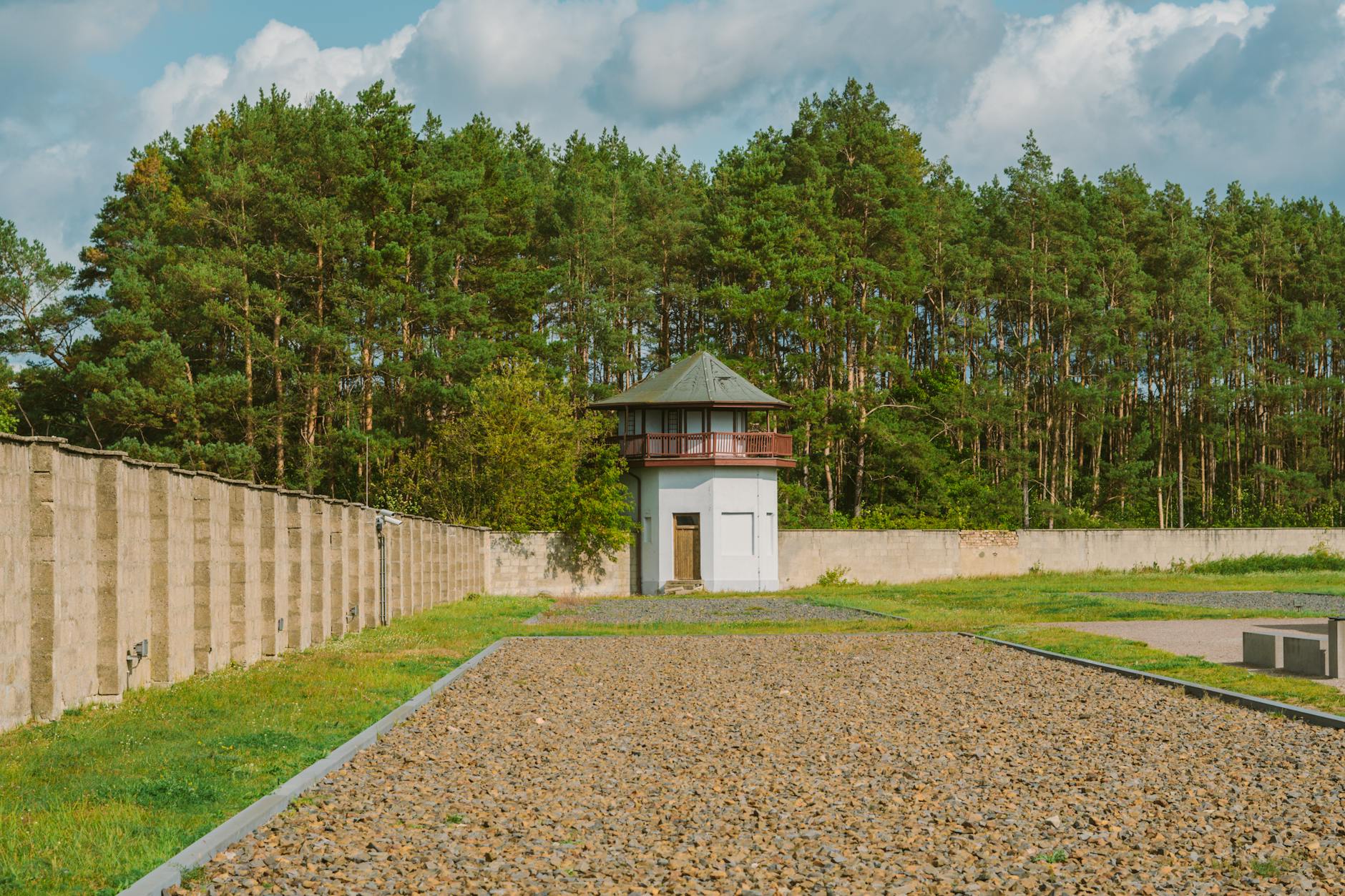 Grafika symbolizująca bezpieczne schronienie, nawiązująca do projektu w Kościerzynie