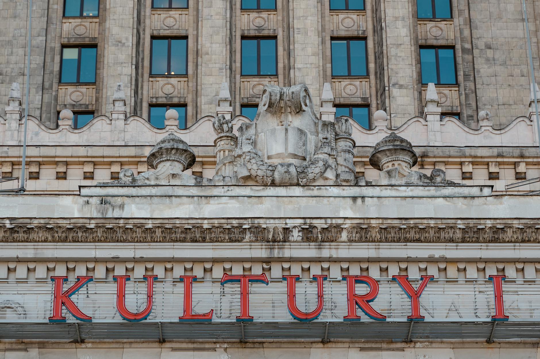 Grafika przedstawiająca nowoczesną windę wewnątrz budynku Kościerskiego Domu Kultury, symbolizującą dostępność dla wszystkich mieszkańców.